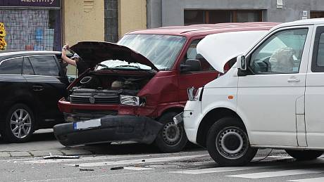 Dopravní nehoda dvou dodávek v břeclavské části Poštorná si vyžádala dvě zranění. Ilustrační foto.