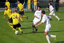 Břeclavští fotbalisté (v bílém) poprvé na jaře zvítězili. Porazili Hlučín 2:1.