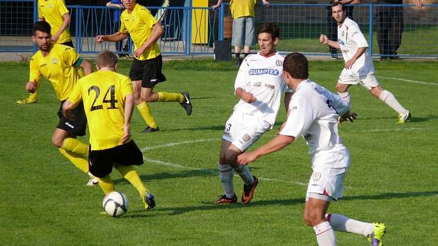 Břeclavští fotbalisté (v bílém) poprvé na jaře zvítězili. Porazili Hlučín 2:1.