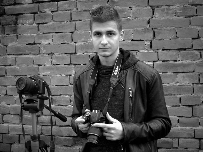 Devatenáctiletý František Verbík z Hrušek se několik let věnuje fotografování a nyní pracuje na videoklipu pro Aleše Brichtu.