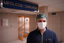 Studenti středních zdravotnických škol vypomáhají v jihomoravských nemocnicích. Erik Hříba slouží v Břeclavi u covidových pacientů hospitalizovaných na urologickém oddělení.