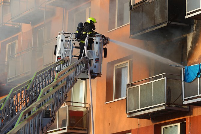 Požár zničil byt na břeclavském sídlišti Slovácka. Foto: David Korda