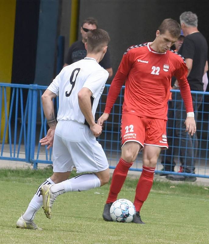 Fotbalisté Břeclavi (v bílých dresech) remizovali se Startem Brno 2:2.