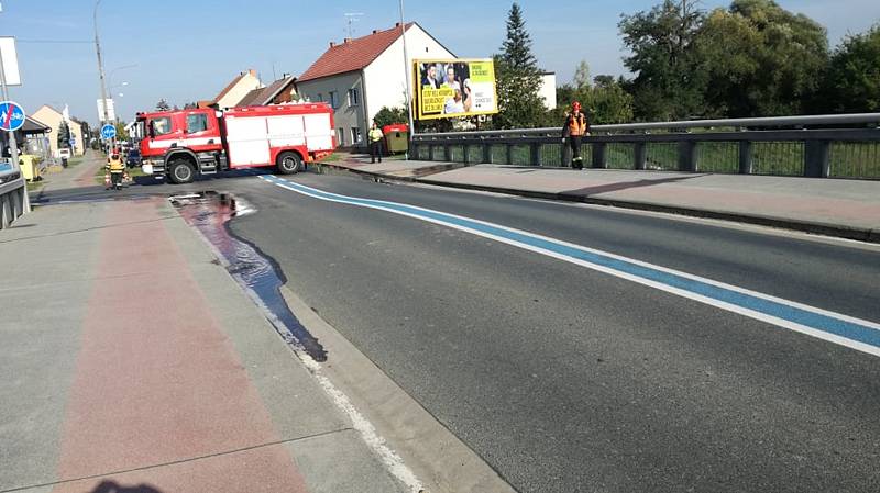 Havárie vodovodního potrubí poškodila zhruba před rokem a půl most přes řeku Jihlavu v Brněnské ulici v Pohořelicích. Foto z doby po havárii.