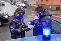 Jihomoravští cizinečtí policisté zadrželi dnes dopoledne na Břeclavsku 26 migrantů.