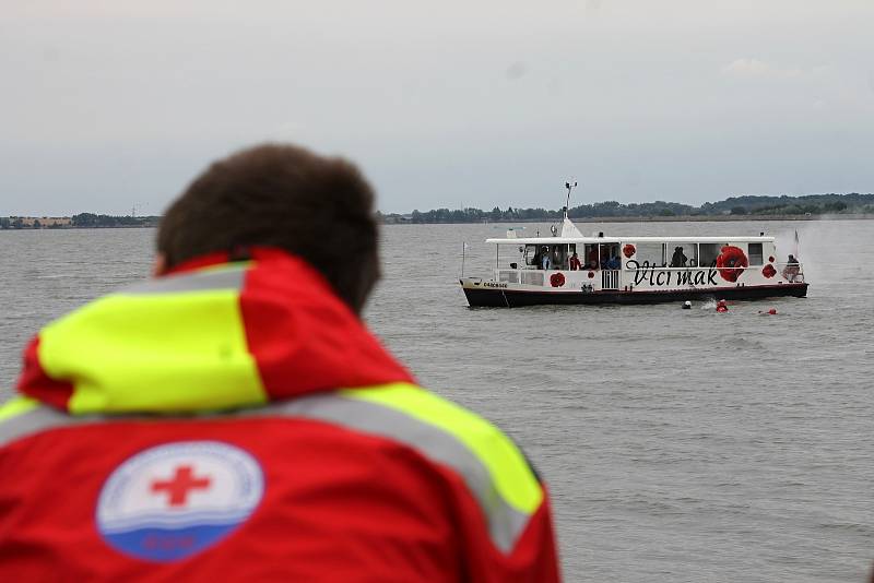 Cvičení Katamarán 2018. U přístaviště v Pavlově na Břeclavsku se dostala do problémů výletní loď. Záchranáři lovili z vody topící se lidi. Po jednom cestujícím pátrali policejní potápěči.