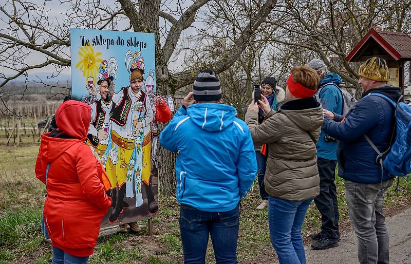 Milovníci dobrých vín zamířili do Velkých Bílovic na putování Ze sklepa do sklepa.