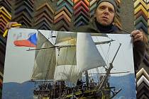 Dobrodruh Luděk Kocourek z Podivína s fotografií lodě La Grace.