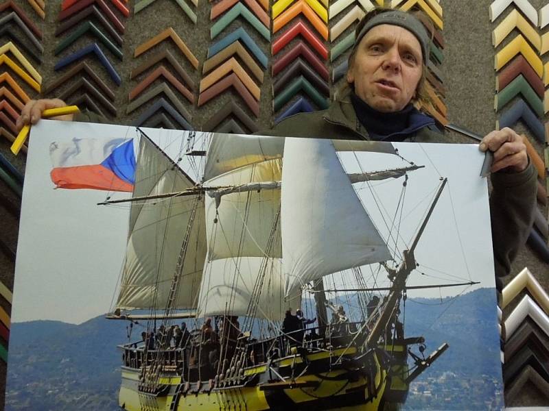 Dobrodruh Luděk Kocourek z Podivína s fotografií lodě La Grace.