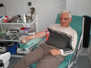 Břeclavská nemocnice pořádá pro dárce krve i zvláštní akce. Tu poslední před pár dny využil také drnholecký Miroslav Zemčík. Na tamním hematologicko-transfuzním oddělení jej dobře znají. Mezi dárci krve patří k rekordmanům. 