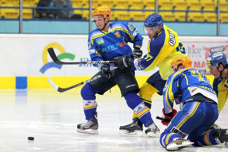 Břeclavští hokejisté (v modrém) bojovali s Přerovem urputně, ale na body nedosáhli.