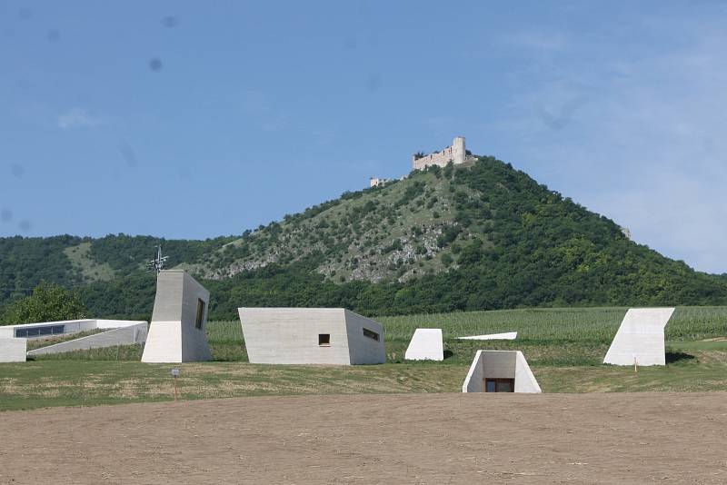 Nový Archeopark otevřel v sobotu v Pavlově premiér Bohuslav Sobotka a další hosté. Přišel na bezmála sto milionů korun. Ojedinělá expozice, která kombibuje moderní audiovizuální technologie s klasickými postupy, se váže k období lovců mamutů.