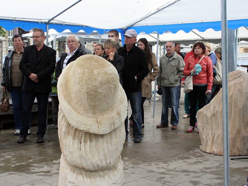 Břeclavské dřevosochání na pěší zóně u gymnázia završila v sobotu dražba. Pro břeclavský denní stacionář Utills se tak podařilo vydražit přes čtyřiadvacet tisíc korun.