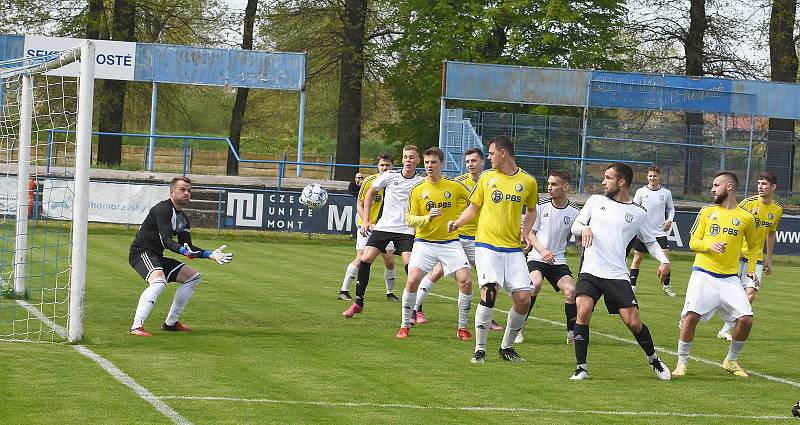 Fotbalisté břeclavského MSK (v bílých dresech) podlehli na domácím hřišti Velké Bíteši 0:3.