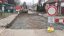Opravy Sokolské ulice v Kobylí. Kostky tam nahradil asfalt.