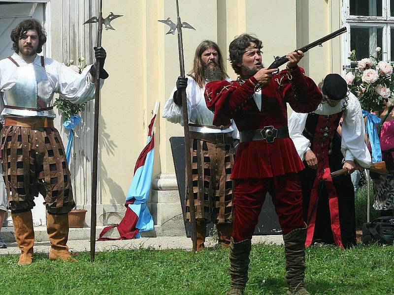 Alexandr Rašilov a Arnošt Goldflam. To byly dvě nejznámější herecké tváře, které se v neděli pohybovaly v parku valtického zámku. Česká televize tady totiž právě natáčí novou pohádku Sněžný drak.