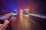 Dvě osobní auta se srazila v neděli odpoledne na silnici I/52 u Perné na Břeclavsku. Jeden člověk zemřel, dalších pět je zraněných.