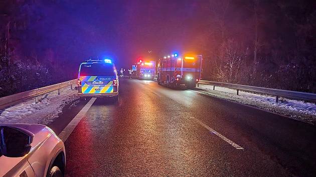 Dvě osobní auta se srazila v neděli odpoledne na silnici I/52 u Perné na Břeclavsku. Jeden člověk zemřel, dalších pět je zraněných.
