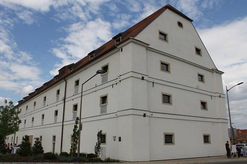 Ve Velkých Pavlovicích v pátek slavnostně otevřeli hotel Lotrinský, který vznikl z historické sýpky.