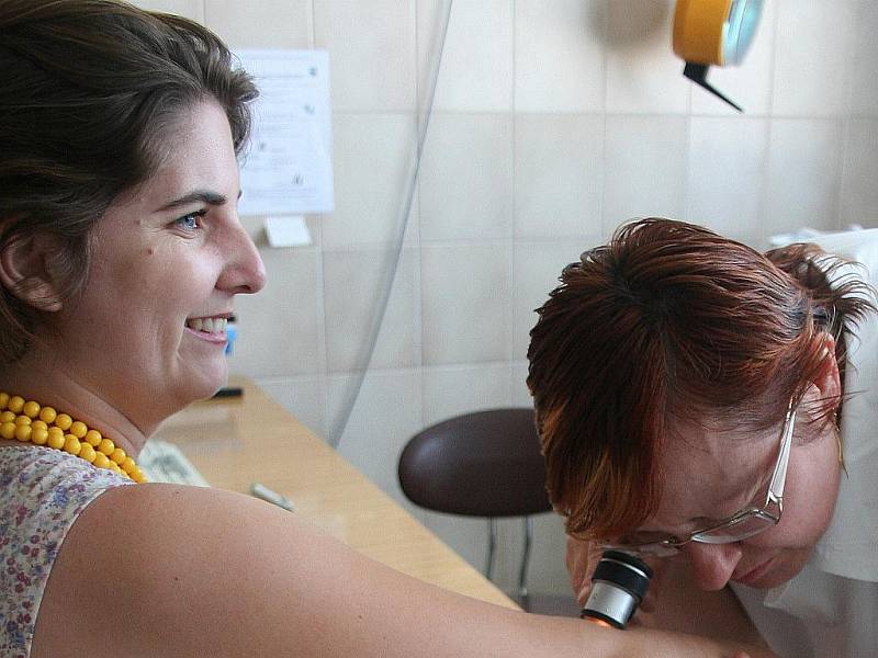 Evropský den melanomu vyhnal k preventivní kontrole znamének do břeclavské nemocnice desítky lidí. Mají jistotu.