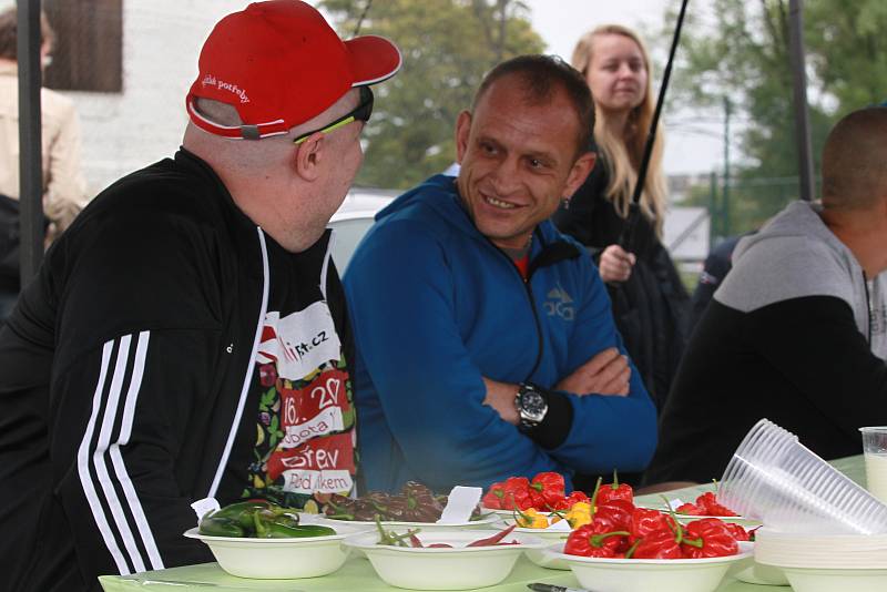 Milovníci ostrého jídla si přišli na své v sobotu pod břeclavským zámkem. Při dalším ročníku Chillifestu.