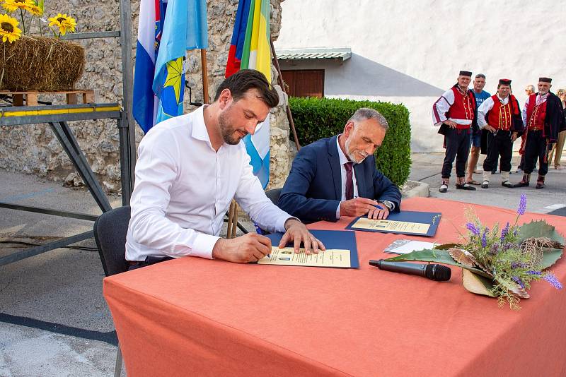 Město Břeclav podepsalo partnerství s chorvatským městečkem Novi Vinodolski. U pobřeží Jadranu nechybělo moravské vystoupení v tradičních krojích.