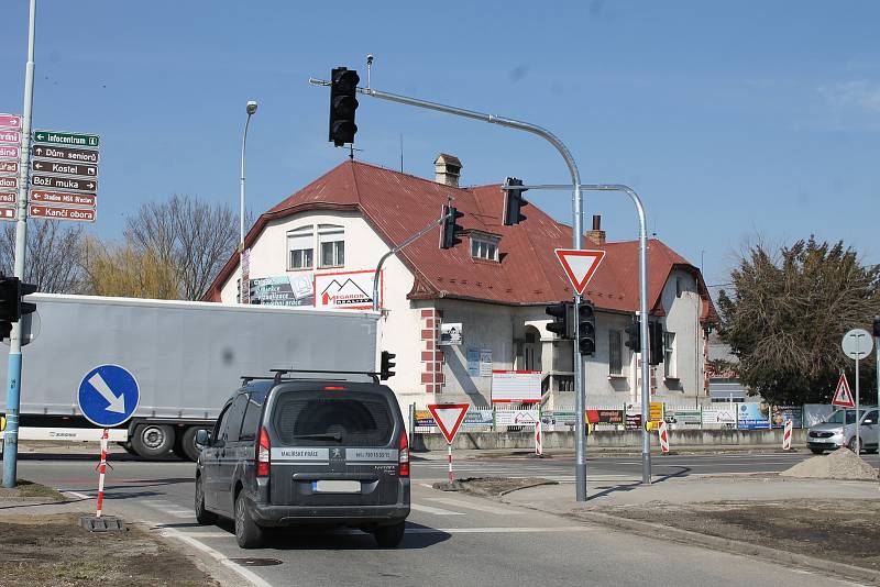 Dělníci mění zastaralé semafory na hlavním tahu Břeclaví. Nahrazují je moderními s kamerami.