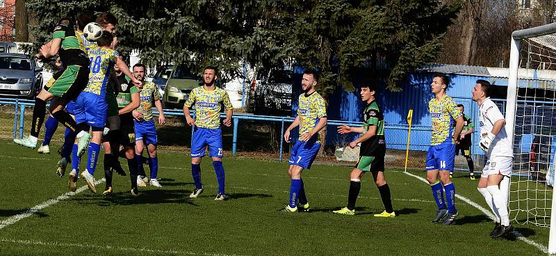 Fotbalisté MSK Břeclav (ve žlutomodrém) porazili v 17. kole Divize D celek Bzence 4:1.