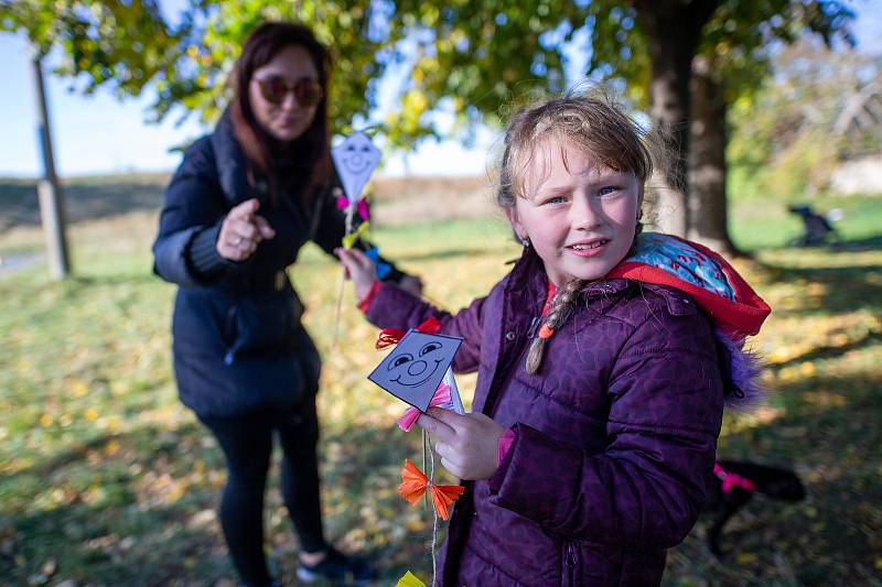 Neoveské děti si užily drakiádu, kterou pro ně připravili místní hasiči spolu s mateřskou školkou.