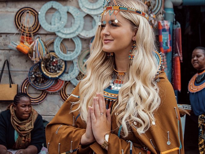 Sarah Horáková z Velkých Pavlovic, první vicemiss Miss České republiky 2021, je nyní v Tanzanii, kam přiletěla kvůli soutěži Miss Jungle International 2022. Tu nakonec pořadatelé odložili.