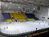 Interiér břeclavského zimního stadionu.