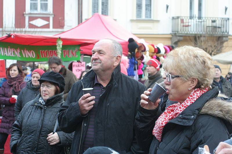 Herečka a zpěvačka Yvetta Blanarovičová v sobotu pobavila poměrně zaplněné mikulovské Náměstí. Vánoce pod radnicí nalákaly návštěvníky i na vystoupení dětí, živý betlém, jarmark a horké nápoje.