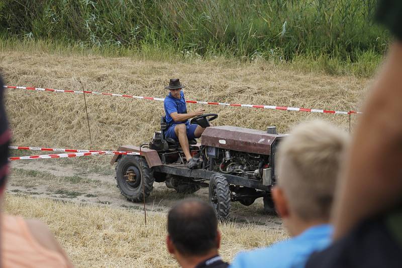 Podivín hostil závody traktorů. 