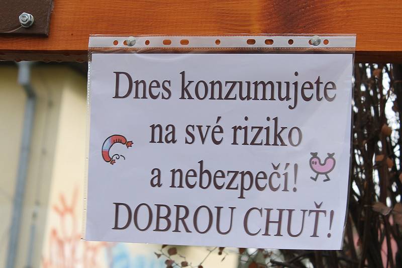 Při vánočním jarmarku v Drnholci v sobotu lidé ochutnali dobroty z domácí zabijačky, mohli se také zahřát svařákem či nakoupit dřevěné hračky. V kulturním programu vystoupily děti z Dunajku či Jarabáčku.