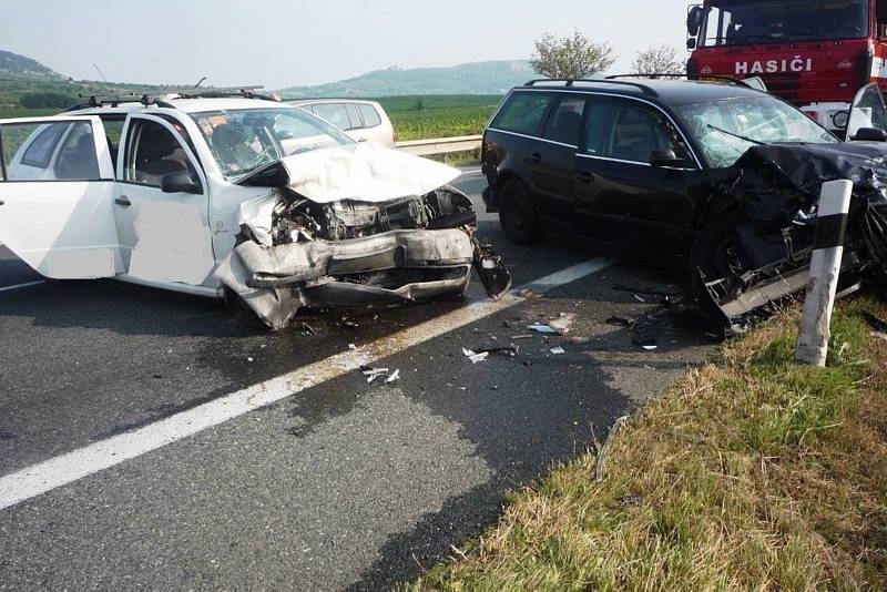 Nehoda tří osobních aut na silnici I/52 u Perné si vyžádala pět zraněných osob. Silnice byla poté na nějakou dobu neprůjezdná.