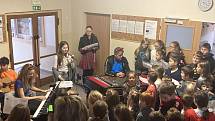 Koledy si společně zazpívali všichni žáci a učitelé ve škole v Dolních Věstonicích.
