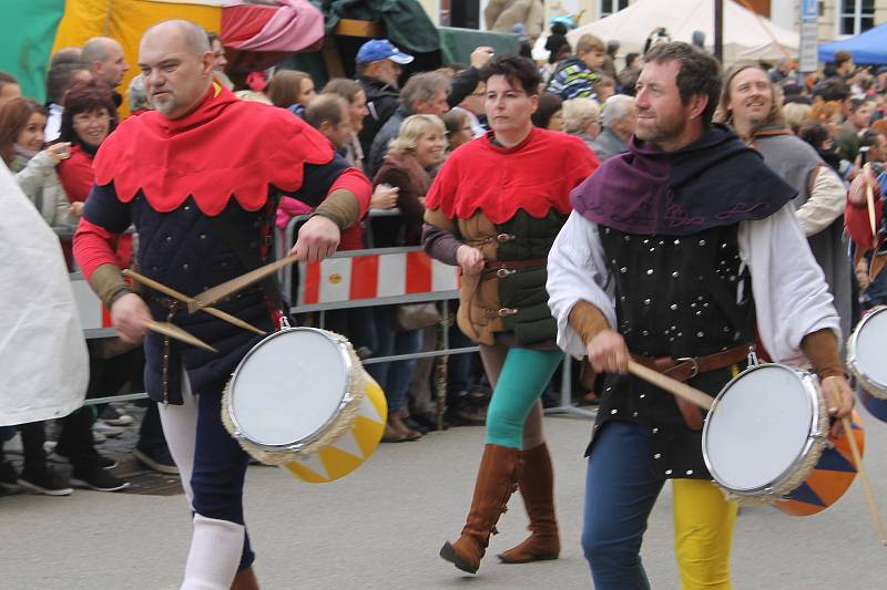 Burčákové slavnosti přilákaly tisíce lidí. V sobotním historickém průvodu kráčely různé cechy, ale i indiáni.