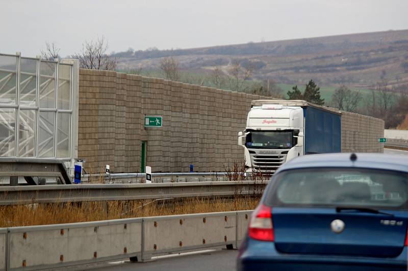 Protihluková stěna na dálnici D2, ilustrační foto.