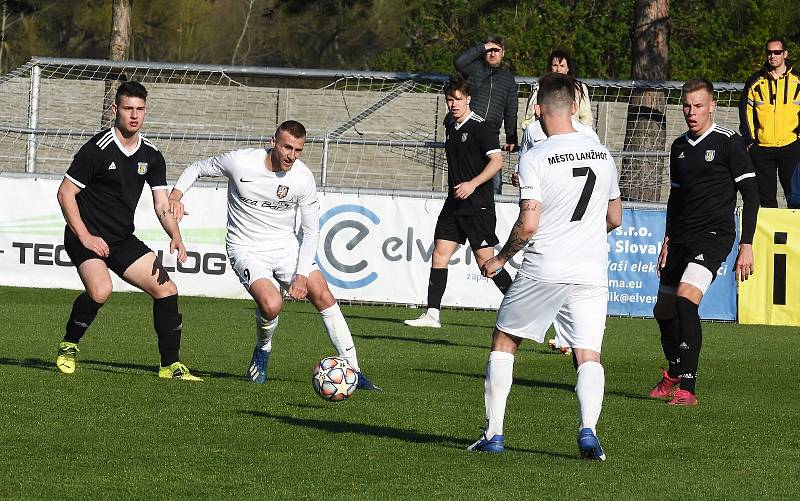 Fotbalisté Lanžhotu (v bílých dresech) porazili v derby Břeclav 2:0.