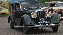 Pálavský Oldtimer přilákal na Břeclavsko desítky elegantních veteránů