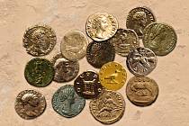 Příklady římských mincí nalezených v germánském prostředí.