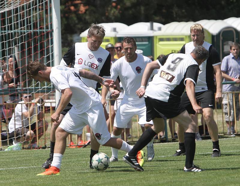  Sobotní charitativní fotbalový turnaj sportovních a hereckých osobností v Mikulově vyhrál tým pořádajícího hokejisty Jakuba Voráčka.