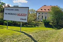 Zástupci Svazu bio vinařů nechali vytvořit billboardy se vzkazem pro ministra financí Zbyňka Stanjuru