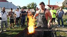 Třídenní Svatováclavské slavnosti v Břeclavi začaly stavěním máje, nechyběla ani hudba.