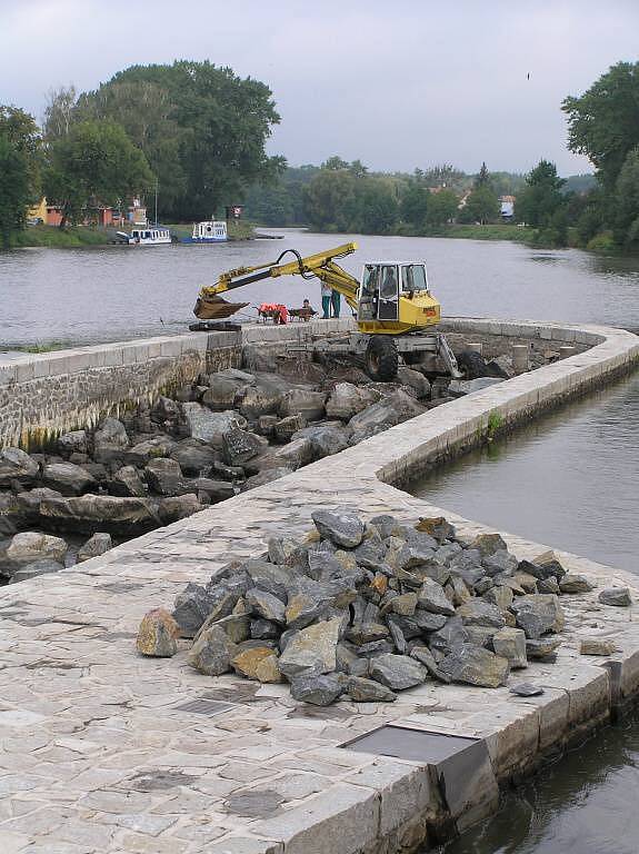  Speciální bagr od pondělí přeskládává obrovské balvany na rybím přechodě a odstraňuje nánosy naplavenin.