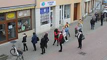 Před jednou z galanterií v centru Břeclavi přímo naproti redakci Břeclavského deníku Rovnost se už kolem deváté ráno tvořily fronty.
