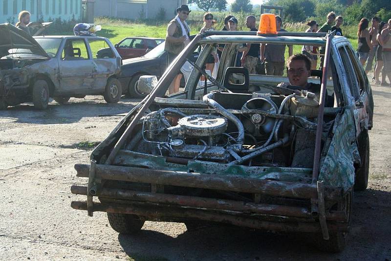 Bahenní párty nabídla motorkářskou pohodu, motocentrifugu i demoliční závody starých aut. 