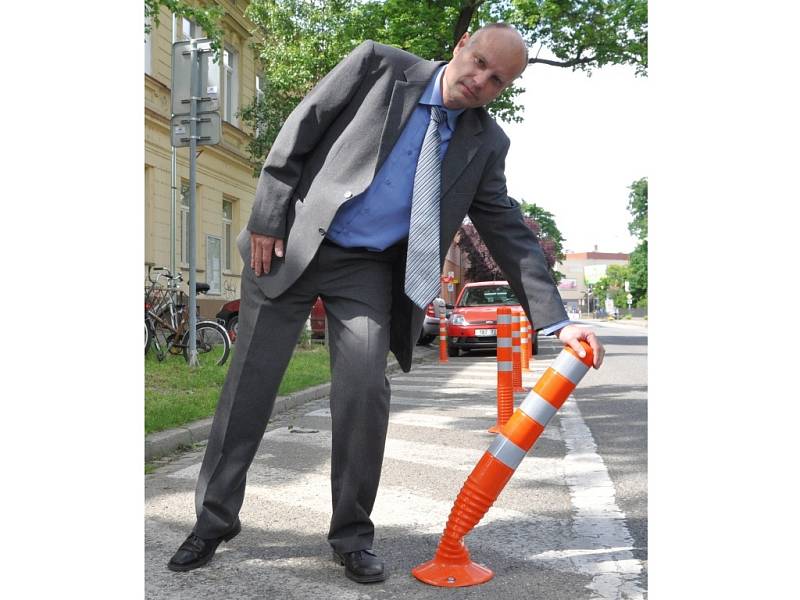 Vedoucí odboru správních věcí a dopravy na břeclavském úřadu Roman Konečný se opírá o novou „výzdobu“ v ulicích. Ukazuje, že při případném nárazu by nemělo dojít k poškození auta.