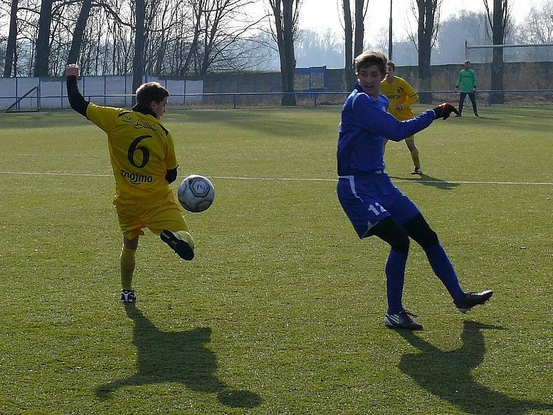 Břeclavští fotbalisté v utkání se Znojmem.