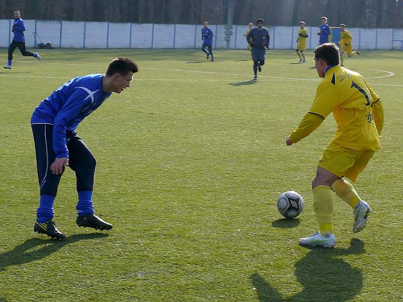 Břeclavští fotbalisté v utkání se Znojmem.